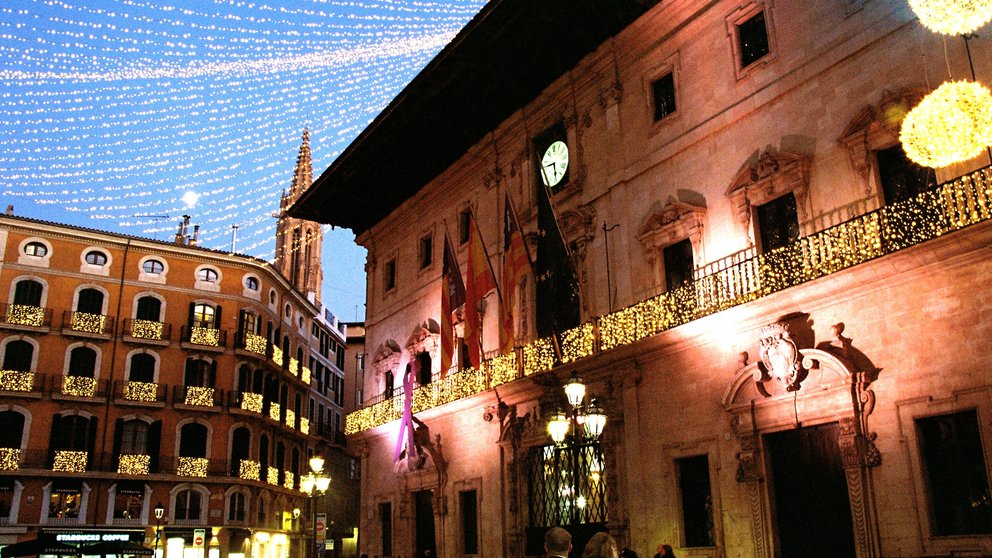 Plaza de Cort con la iluminación navideña. Foto: Miquel Garcias.