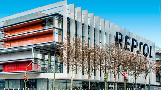  Repsol obtuvo un beneficio neto de 2.785 millones de euros hasta septiembre, casi un 14 % menos que en los nueve primeros meses del ejercicio anterior. (Archivo) 