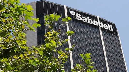  Con esta actuaci&oacute;n el banco refuerza la transici&oacute;n de su cartera crediticia en base a los objetivos planteados en &nbsp;el Acuerdo de Paris y contin&uacute;a avanzando en su alianza con los principales compromisos clim&aacute;ticos como el Net Zero Banking Alliance de UNEP FI. (Archivo) 