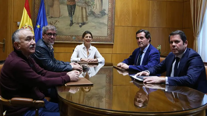  Imagen de archivo de una reuni&oacute;n de la ministra D&iacute;az con los agentes sociales. 