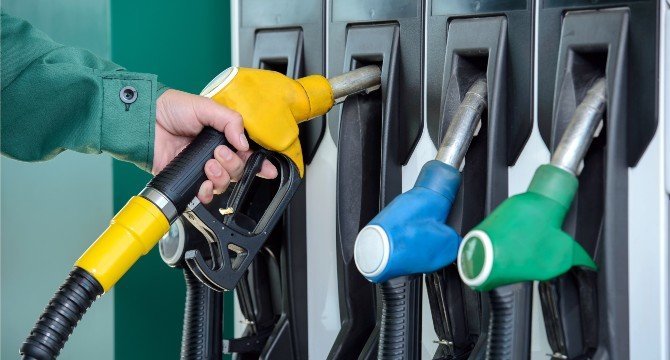  La gasolina se paga de media a 1,56 euros. (Archivo) 