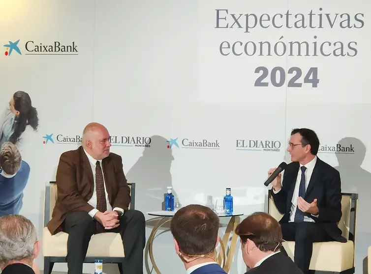  El director de Planificaci&oacute;n Estrat&eacute;gica y Estudios de Caixabank, Enric Fern&aacute;ndez, a la derecha, durante su intervenci&oacute;n. 