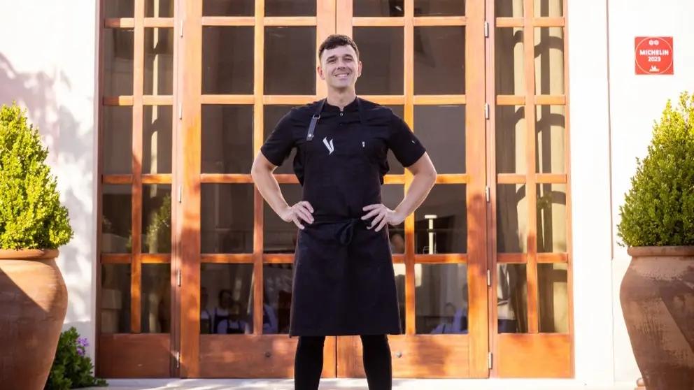 El chef &Aacute;lvaro Salazar ante la fachada de Voro en Cap Vermell Grand Hotel.