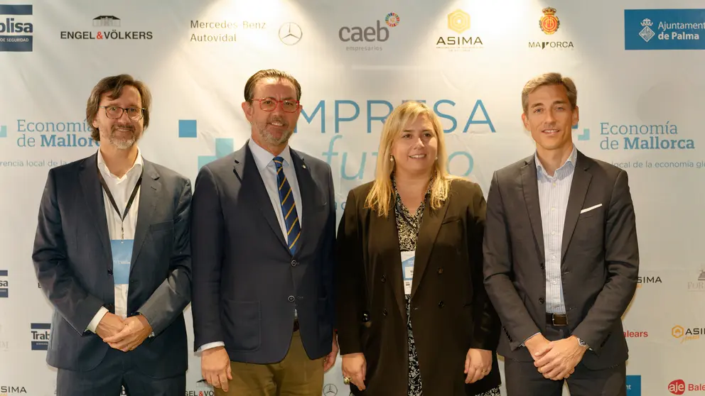 Los editores de Economiademallorca, Tomeu Garcies y Mar Nicolau con el conseller de Empresa, Alejandro S&aacute;enz de San Pedro y el CEO de negocio del Real Mallorca, Alfonso D&iacute;az.