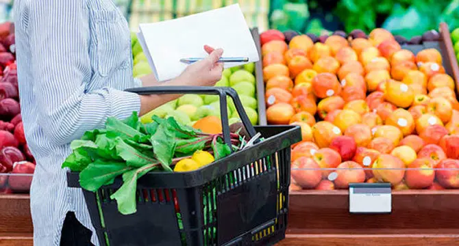  Los supermercados e hipermercados han visto aumentar sus visitas un 12,9%. (Archivo) 