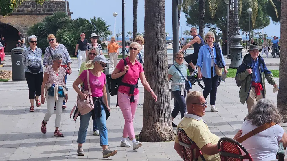 Turistas paseando por el centro de Palma.