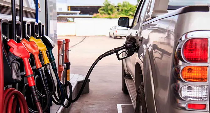  Llenar un dep&oacute;sito medio de 55 litros con gasolina costaba 92,78 euros y hacerlo con gas&oacute;leo, 84,81 euros. (Archivo) 