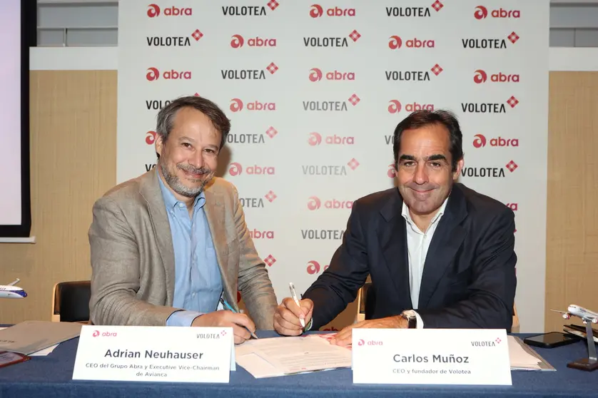  El CEO y fundador de Volotea, Carlos Mu&ntilde;oz (derecha), y el CEO del Grupo Abra, Adrian Neuhauser, han explicado este martes en rueda de prensa los detalles de este acuerdo. 