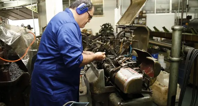 El &iacute;ndice de producci&oacute;n industrial (IPI) publicado este viernes por el Instituto Nacional de Estad&iacute;stica (INE) no muestra una tendencia clara, ya que la tasa de marzo cay&oacute; un 11,9 %, en abril se dispar&oacute; hasta un 12,7 % y en mayo se moder&oacute; hasta el 0,2 %. (Archivo)