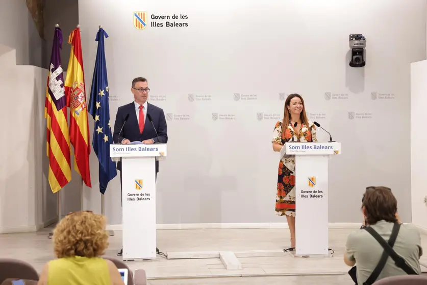 Imagen de la comparecencia de la antigua consejera, Marta Vidal, junto al nuevo consejero de Vivienda, Jos&eacute; Luis Mateo.