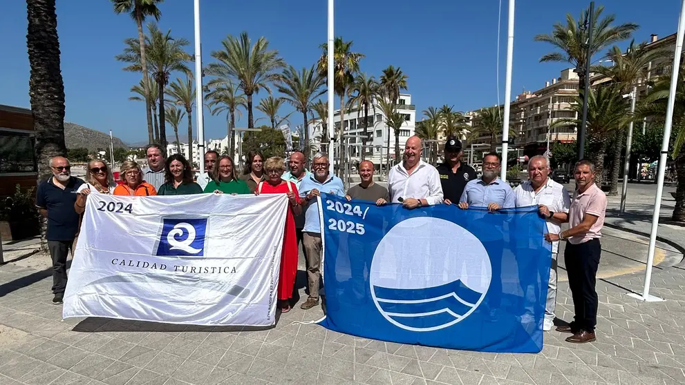 Imagen del izado de la Bandera Azul y de la bandera &ldquo;Q&rdquo; de Calidad Tur&iacute;stica.