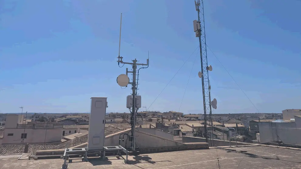 Imagen de la nueva estaci&oacute;n tecnol&oacute;gica de comunicaci&oacute;n de sensores en Campos, gracias a un convenio entre IB Digital y el Ayuntamiento del municipio.