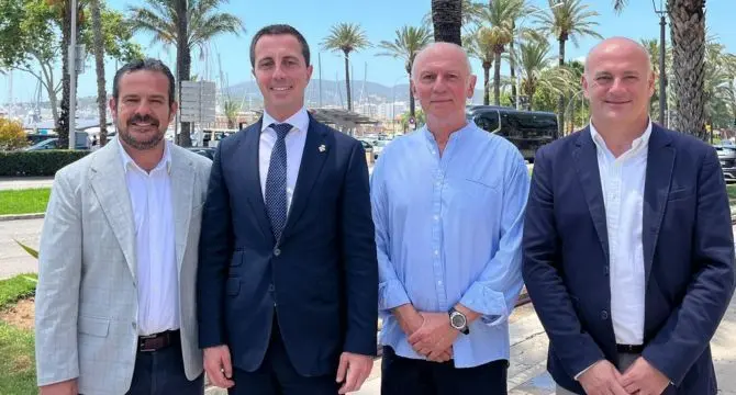 El presidente del Consell de Mallorca, Lloren&ccedil; Galm&eacute;s, el consejero de Presidencia, Antoni Fuster, el director insular de Sierra de Tramuntana, Antoni Solivellas, y el gerente del Consorcio Sierra de Tramuntana, Llu&iacute;s Vallcaneras.