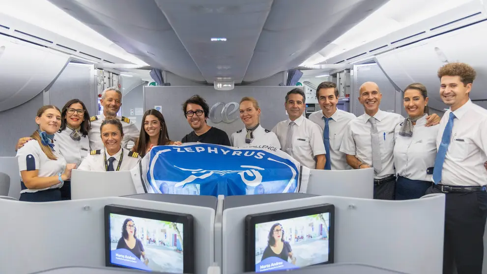 La tripulaci&oacute;n que form&oacute; parte del vuelo sostenible junto a su embajador, Flipy.