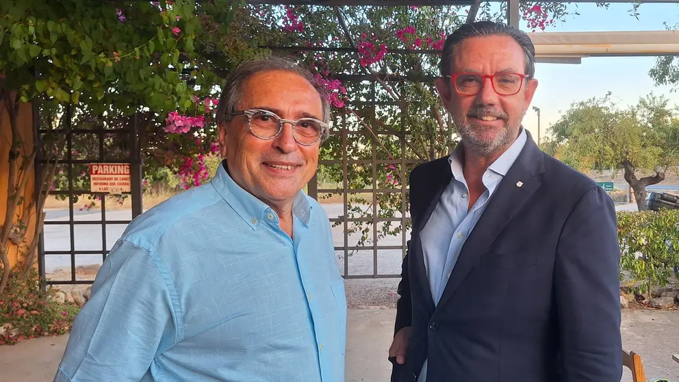 Miguel Angel Benito, presidente de Eicentre con el conseller de Empresa, Alejandro S&aacute;enz de San Pedro.