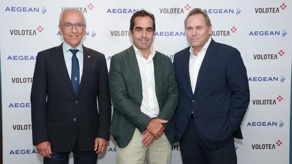  De izquierda a derecha, Dimitris Gerogiannis, CEO de Aegean Airlines; Carlos Mu&ntilde;oz, CEO y fundador de Volotea, y Eftichios Vassilakis, presidente de Aegean Airlines. 