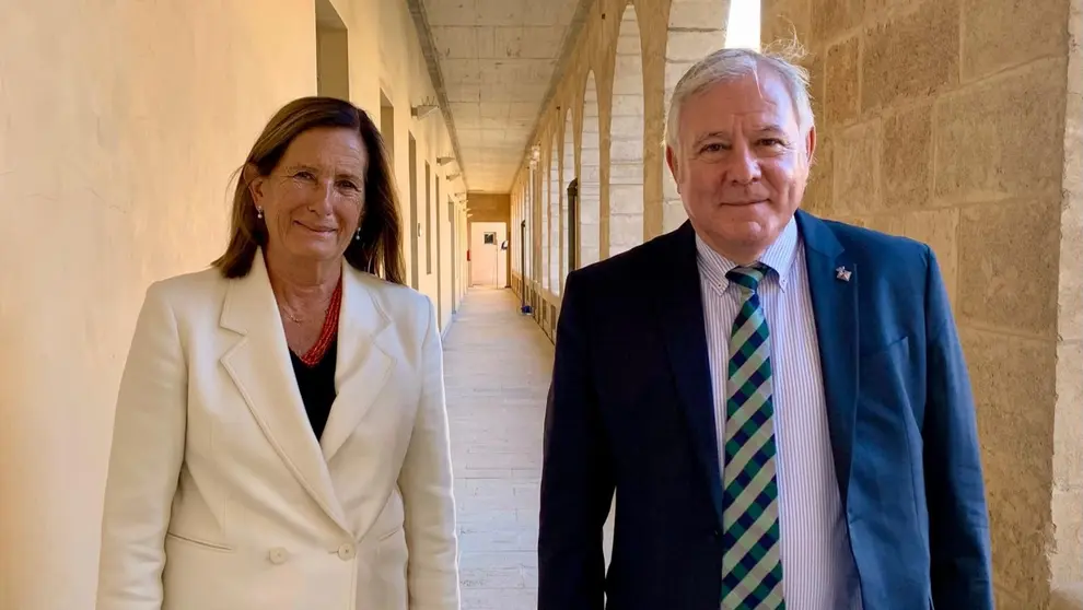 El conseller Jos&eacute; Marcial Rodriguez junto con la directora insular de turismo, Clara del Moral.