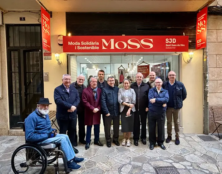 director gerente de SJD de los Centros de Mallorca, Joan Carulla (4to por la derecha), junto a su equipo directivo y Hermanos de la Orden Hospitalaria, y el director de C&A en Baleares, Antonio V&aacute;zquez (3ero izquierda)