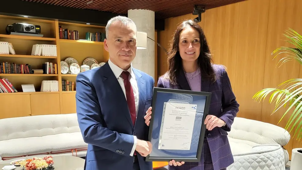  El CEO de Aenor, Rafael Garc&iacute;a Meiro, entrega el certificado a&nbsp;Olga Abad, directora de Banca de Empresas e Instituciones de Santander Espa&ntilde;a. (Banco Santander) 