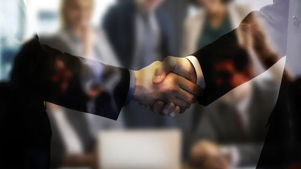 Imagen de un apret&oacute;n de manos entre empresarios. (Imagen de Gerd Altmann en Pixabay)