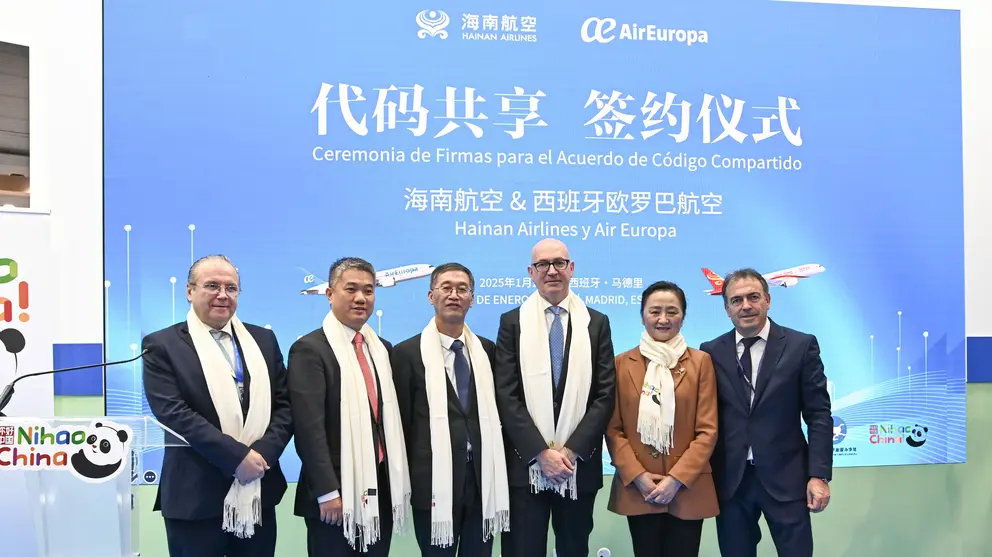 Foto de familia durante la firma del convenio en Fitur. (Globalia)