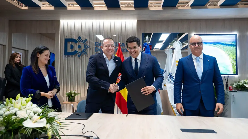 Imagen durante la firma del acuerdo. (Evercom)