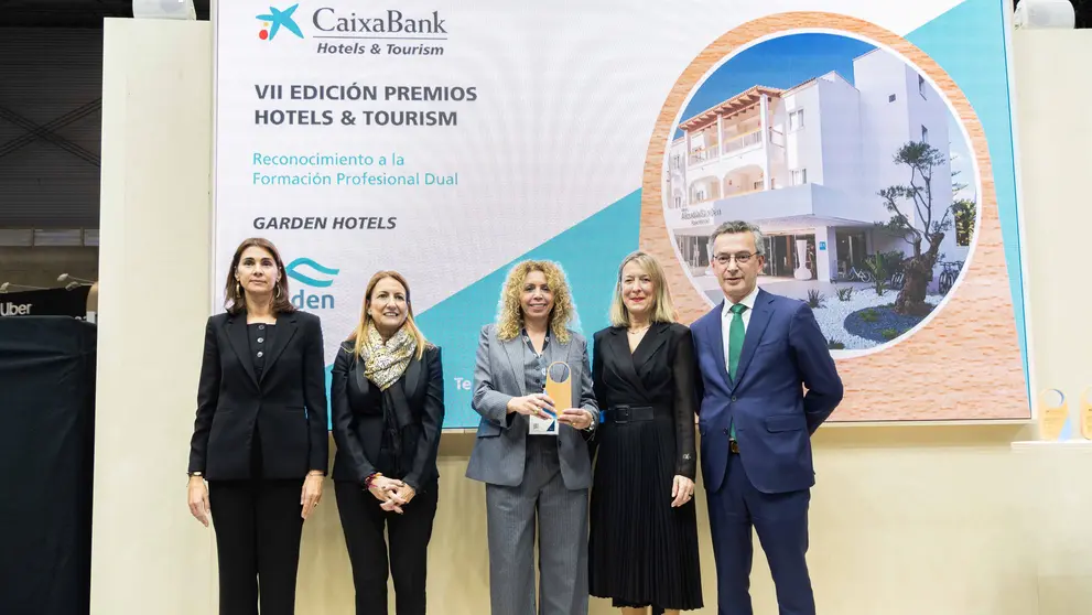 De izda. a dcha: la directora de CaixaBank Dualiza, Paula San Luis; la directora de Turismo de CEOE, Inmaculada de Benito; la vicepresidenta del grupo Garden Hotels, Magda Ramis; la directora territorial de CaixaBank en Baleares, Maria Cruz Rivera; y el director de CaixaBank Hotels & Tourism, David Rico. (CaixaBank)