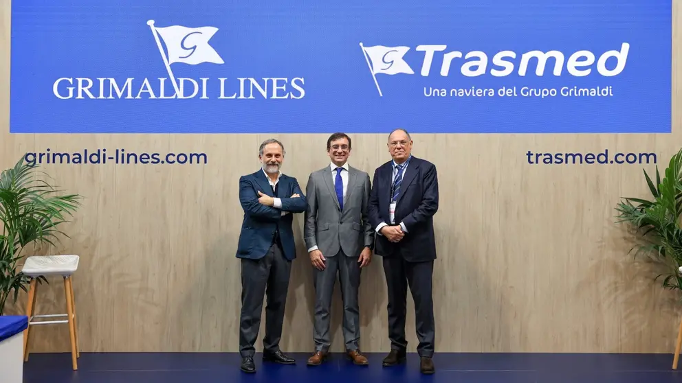 De izquierda a derecha, el Consejero Delegado del Grupo Grimaldi en Espa&ntilde;a, Mario Massarotti; el director de Relaciones Institucionales del Grupo Grimaldi en Espa&ntilde;a, 

Miguel Pardo; y el CEO de Trasmed, Ettore Morace en su stand de Fitur 2025. (Trasmed)