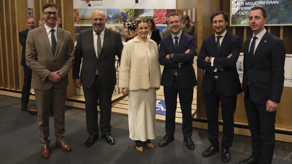 El vicepresidente y consejero de Econom&iacute;a, Hacienda e Innovaci&oacute;n del Gobierno de las Islas Baleares, Antoni Costa; el alcalde de Palma, Jaime Mart&iacute;nez; la presidenta del Gobierno de las Islas Baleares, Marga Prohens; el presidente de Cajamar, Eduardo Baamonde; el director Comercial de Cajamar, Francisco Mart&iacute;nez, y el presidente del Consejo Insular de Mallorca, Lloren&ccedil; Galm&eacute;s.
