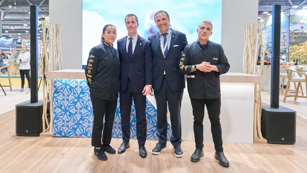 Juan Miguel Ferrer, presidente de Restauraci&oacute;n Mallorca Caeb y Lloren&ccedil; Galm&eacute;s, presidente del Consell de Mallorca, junto a j&oacute;venes talentos de la mixolog&iacute;a.