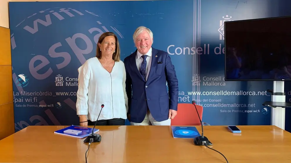 El conseller Rodr&iacute;guez y la directora insular Clara del Moral