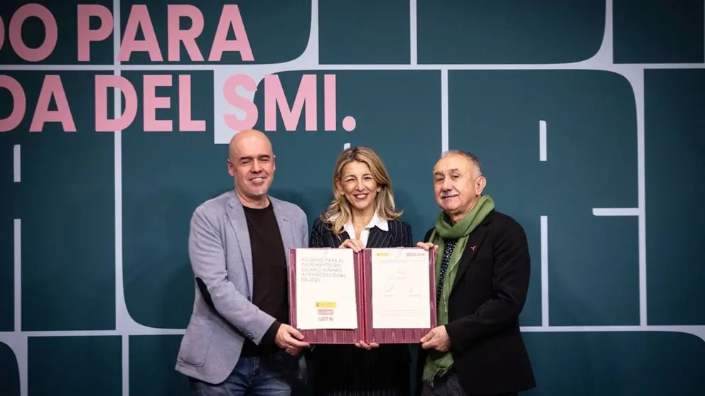  La vicepresidenta segunda del Gobierno y ministra de Trabajo, Yolanda D&iacute;az, firma junto con los secretarios generales de CCOO, Unai Sordo; y de UGT, Pepe &Aacute;lvarez; el acuerdo para la subida del Salario M&iacute;nimo Interprofesional (SMI) en 2025. (Ministerio de Trabajo) 