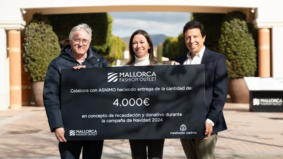 Cheque donativo de Mallorca Fashion Outlet a Fundaci&oacute;n Asnimo