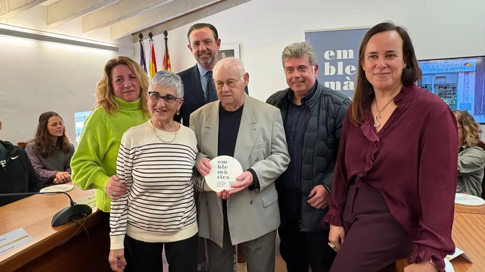 Un total de doce comercios de Sa Pobla reciben el distintivo que los acredita como Emblem&agrave;tics Balears