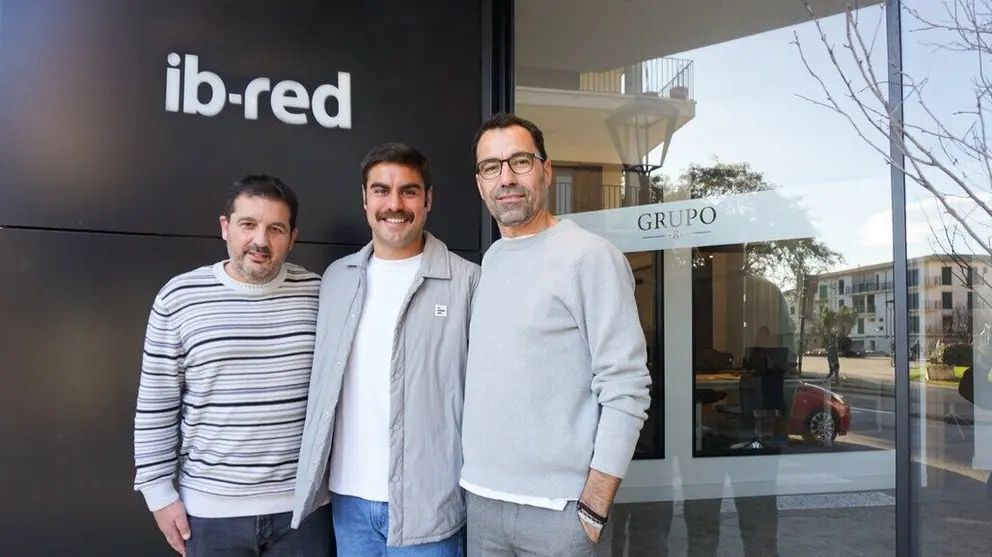 Jaume Forteza, director de operaciones de IB-RED, Abd&oacute;n Prats, jugador del RCD Mallorca, y Juan Ochogav&iacute;a, director adjunto de IB-RED