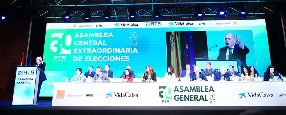  Lorenzo Amor, interviene desde el atril en la asamblea de ATA. 