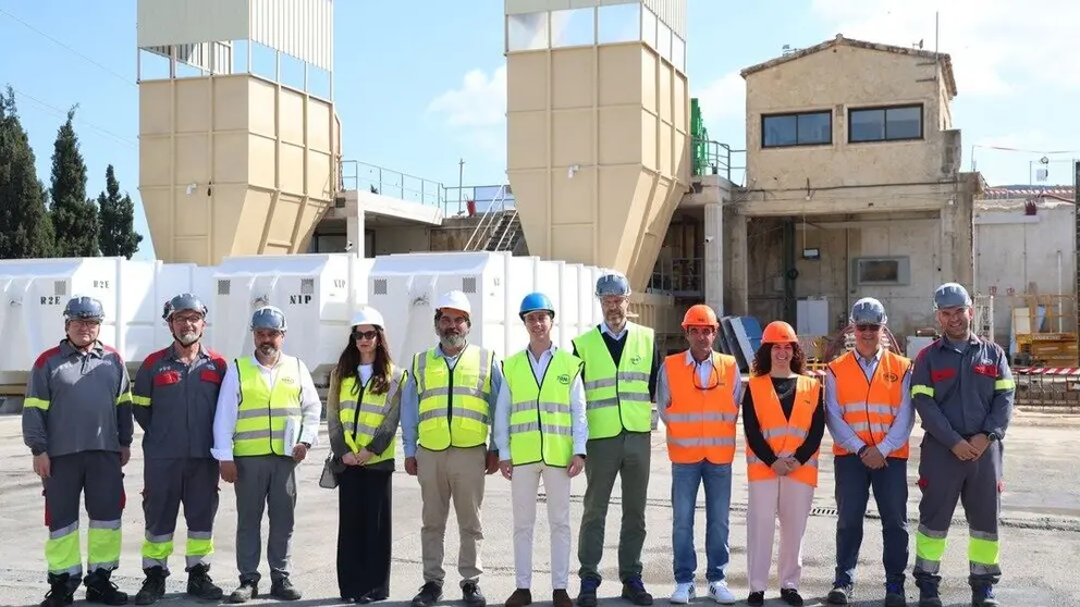 Foto de familia durante la visita a las instalaciones. (Consell de Mallorca)