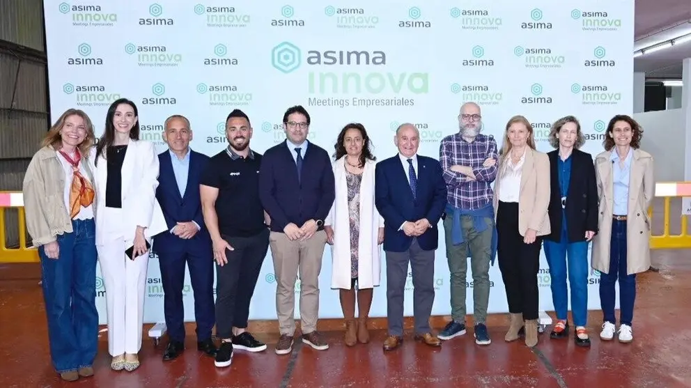 El presidente y el director de ASIMA junto a representantes de Caixa d'Enginyers, Juan Royo y Quota Laboral. (Asima)
