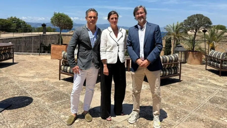 Carlos L&oacute;pez y Maria Obrador de la organizaci&oacute;n del Festival junto al editor de EDM, Tomeu Garcies.