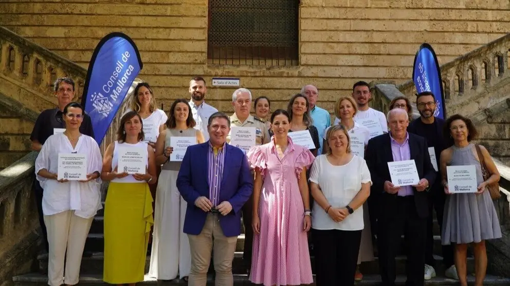 Foto de familia con los representantes de los centros acreditados. (Consell de Mallorca)