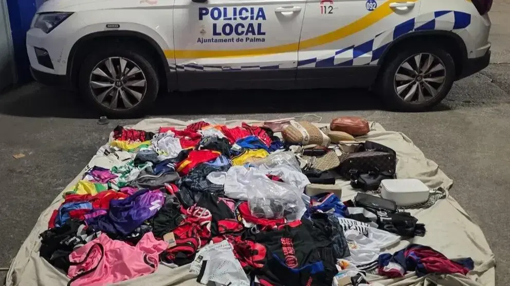 Prendas requisadas de la venta ambulante ilegal.