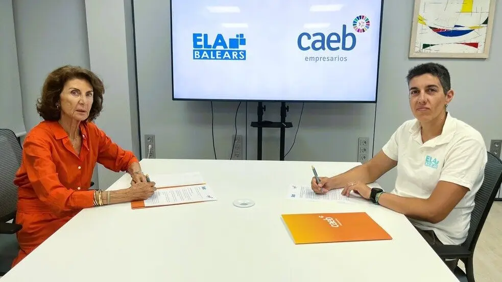 La presidenta de CAEB, Carmen Planas, y la presidenta de la Associaci&oacute; Balear d&rsquo;Esclerosi Lateral Amiotr&ograve;fica (ELA Balears), Catalina Rigo Mulet, durante la firma del convenio de colaboraci&oacute;n. (CAEB)