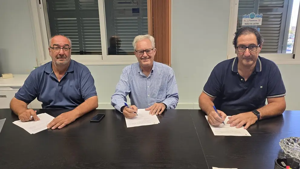 La Conselleria de Agricultura, Pesca y Medio Natural, a trav&eacute;s de la Direcci&oacute;n General de Pesca, y la Federaci&oacute;n Balear de Cofrad&iacute;as de Pescadores y la Organizaci&oacute;n de Productores Pesqueros OPMallorcaMar, preparan la carta. (Govern de les Illes Balears)