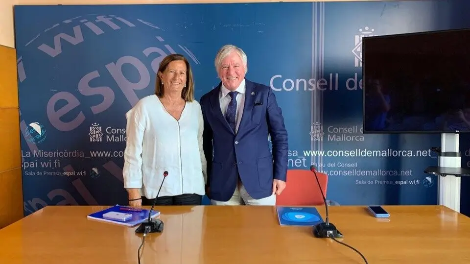 El consejero de Turismo, Jos&eacute; Marcial Rodr&iacute;guez, y la directora insular de Turismo para la Oferta y la Calidad, Clara del Moral. (Consell de Mallorca)