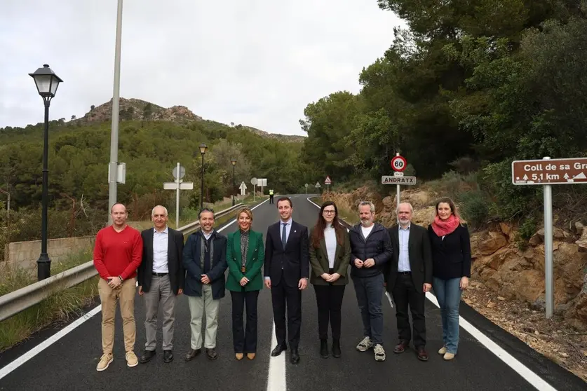 El presidente del Consell de Mallorca durante la presentaci&oacute;n del &uacute;ltimo refuerzo de firme realizado en Andratx. (Consell de Mallorca)
