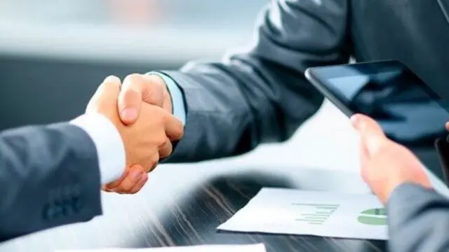 Apret&oacute;n de manos entre dos empresarios. (Archivo)