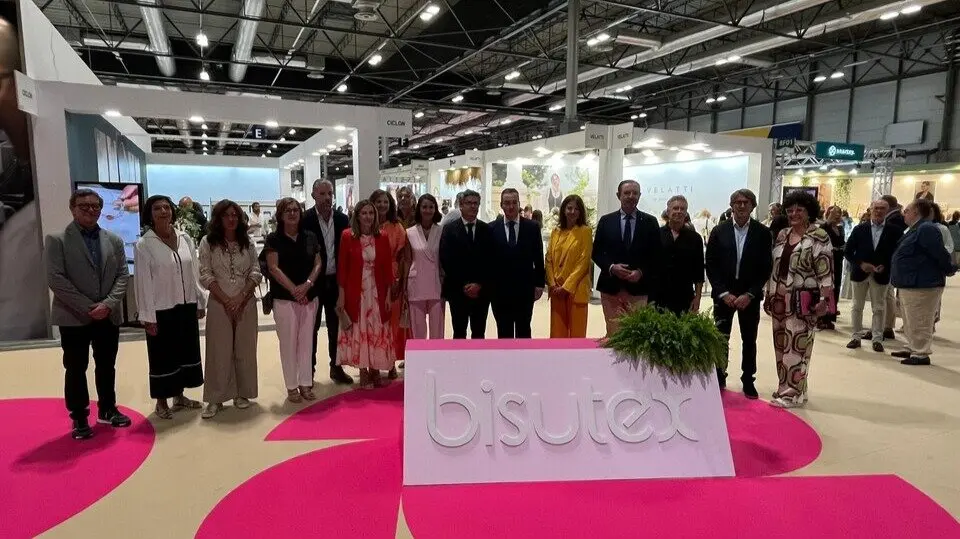 Foto de familia en la feria Bisutex. (Caib)