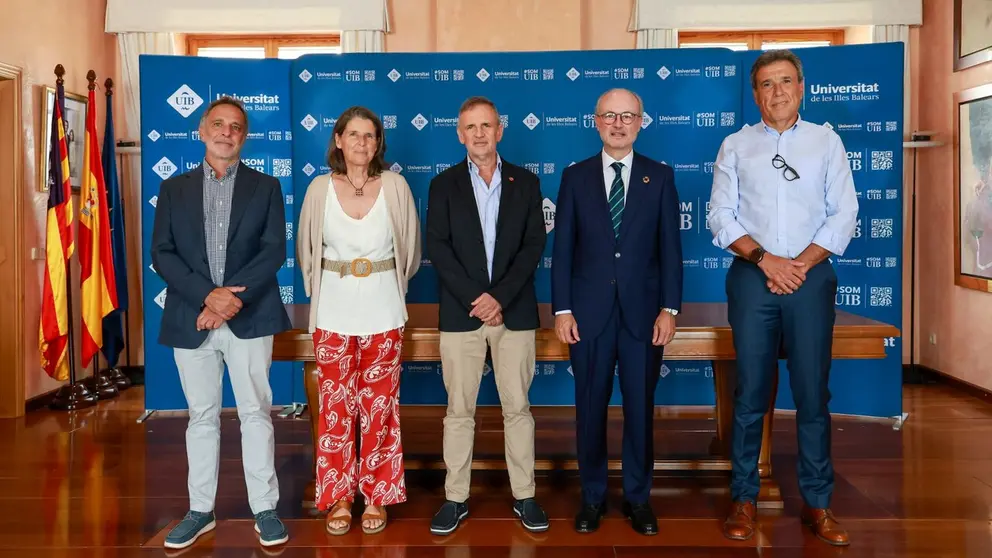 Foto de familia durante la renovaci&oacute;n del convenio. (Endesa)