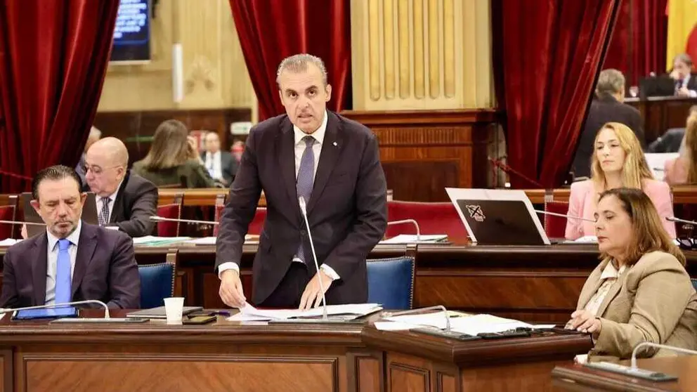 El conseller d&rsquo;Educaci&oacute; i Universitats, Antoni Vera, durante su intervenci&oacute;n en el Parlament.