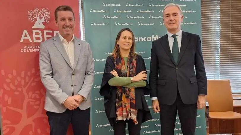 Alfredo Mart&iacute;n, director de la C&aacute;tedra Banca March, Ines Rotger, presidenta de ABEF y Luciano Terrassa, director de grandes empresas de Banca March.